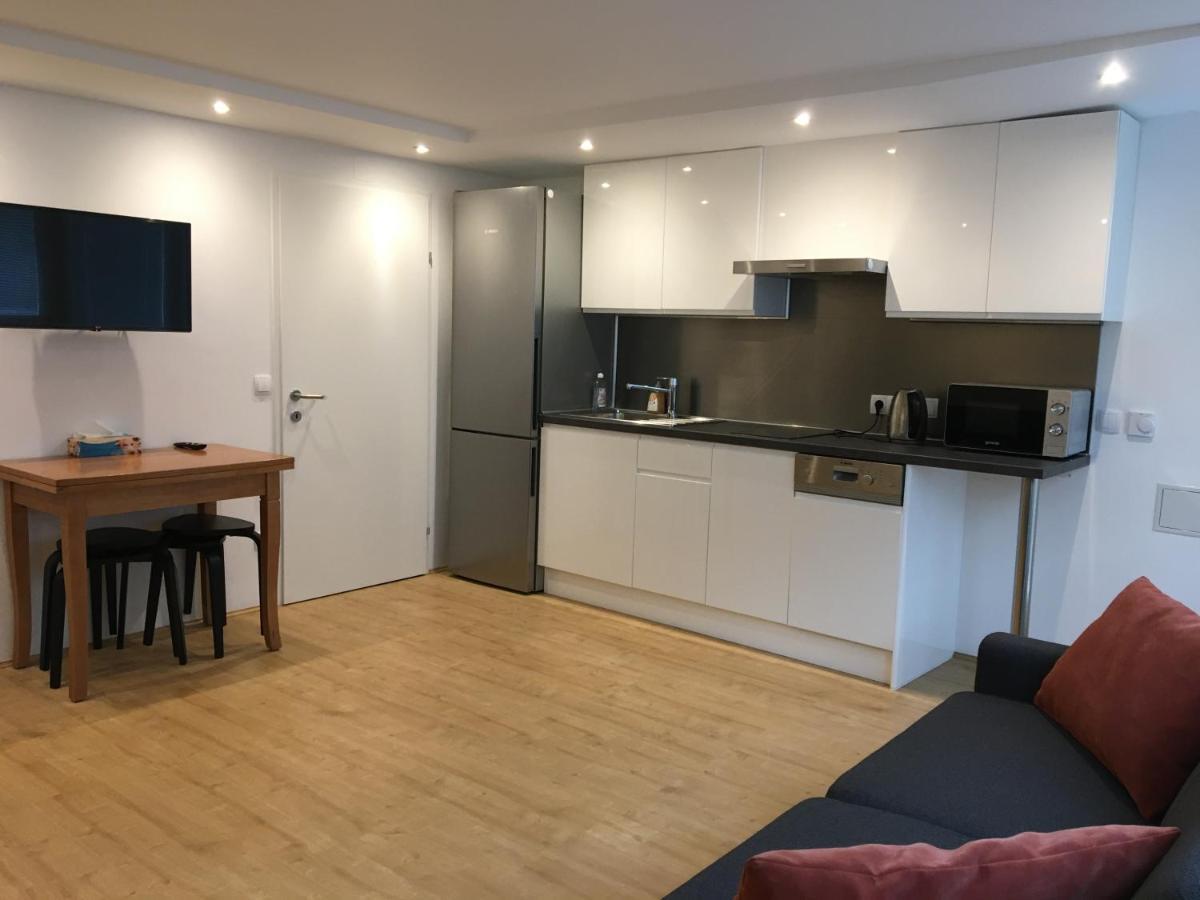 Cosy Flat In The Quiet Area With Own Garden, Free Parking And Direct Public Transport Link To The Centre Appartement Wenen Buitenkant foto
