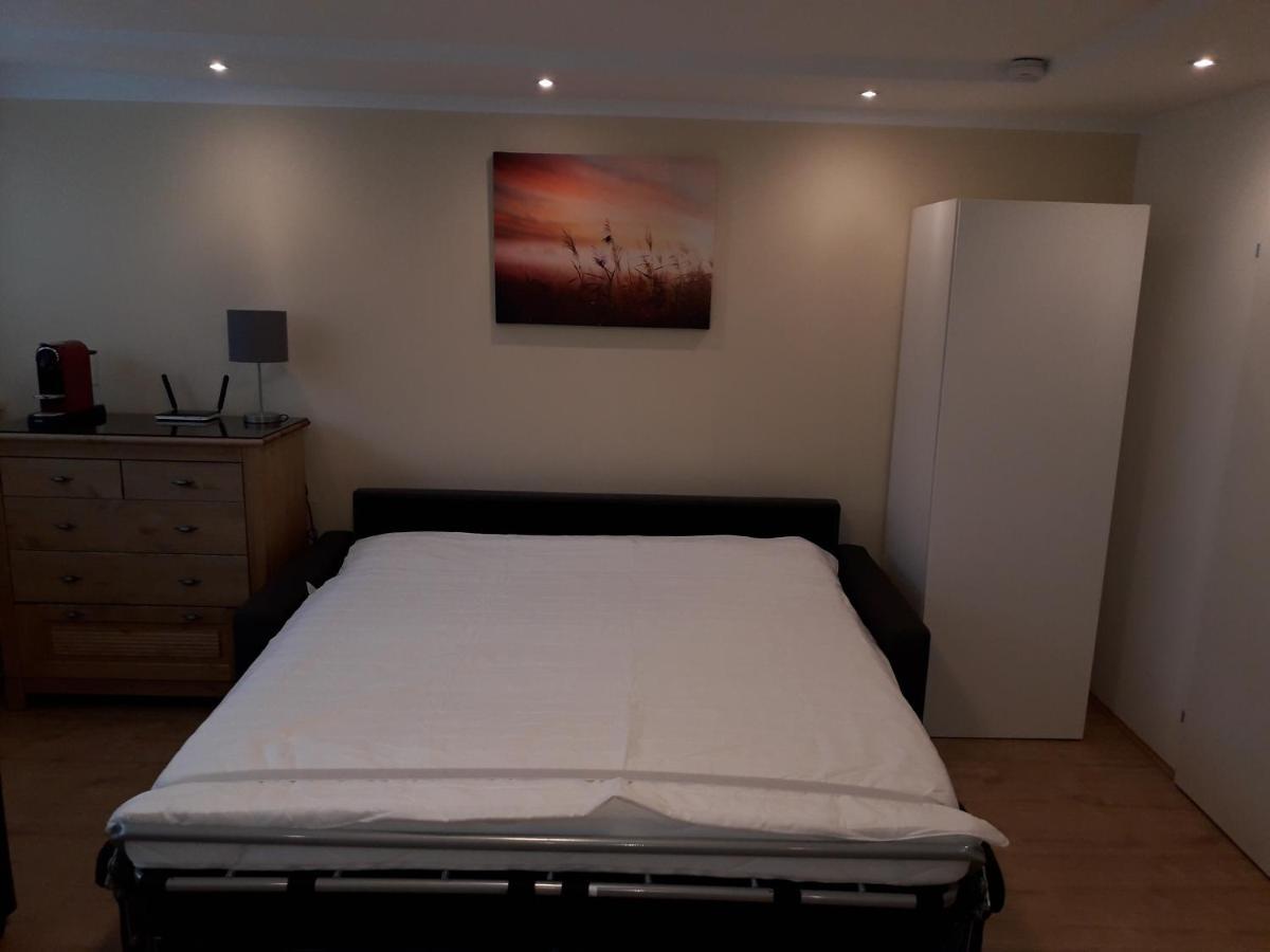 Cosy Flat In The Quiet Area With Own Garden, Free Parking And Direct Public Transport Link To The Centre Appartement Wenen Buitenkant foto